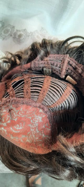 Peluca pelo castaño ondulado