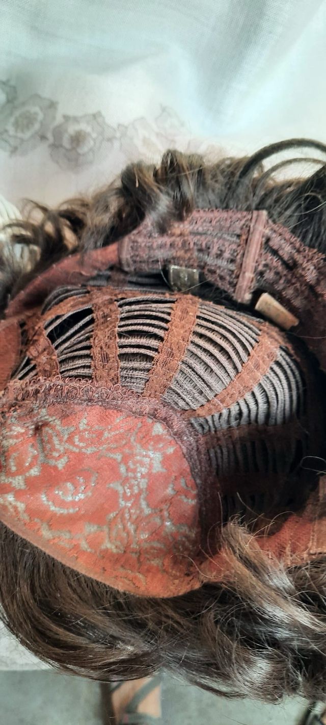 Peluca pelo castaño ondulado