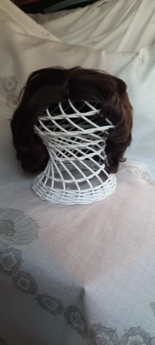 Peluca pelo castaño ondulado