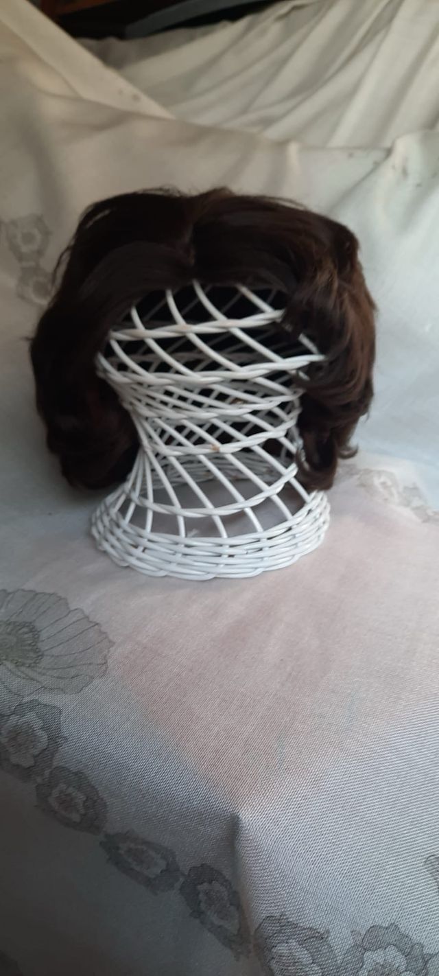 Peluca pelo castaño ondulado