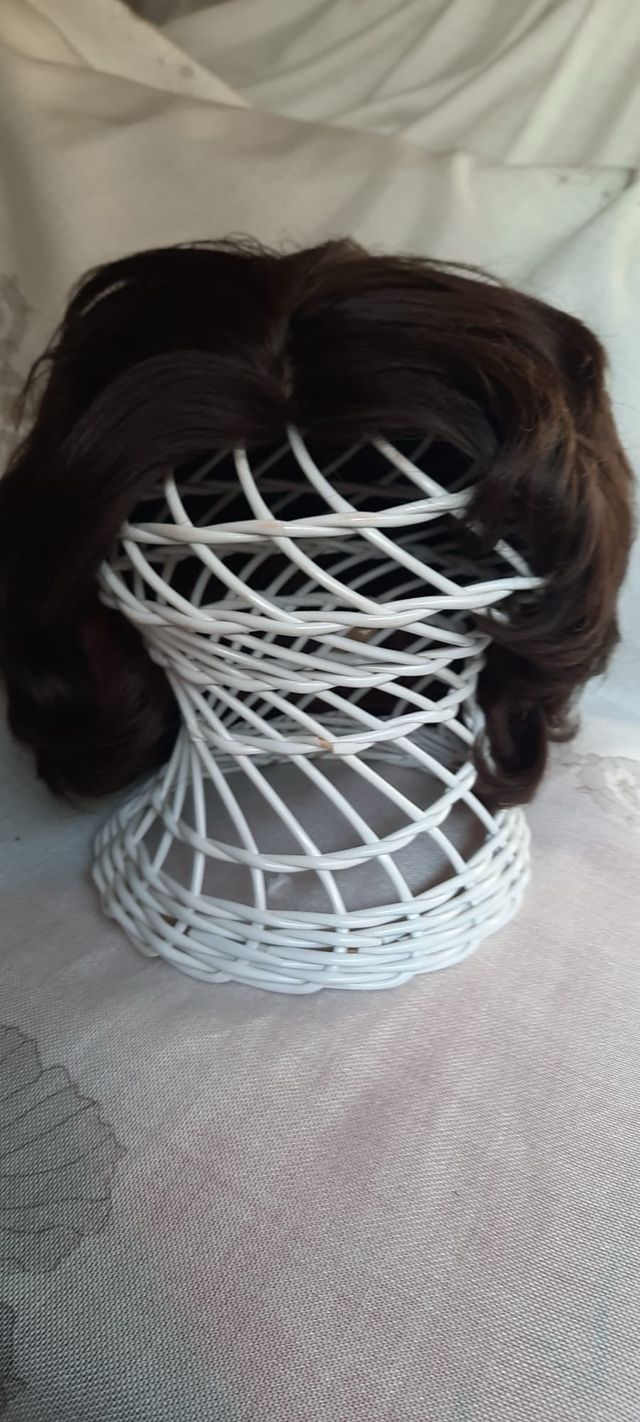 Peluca pelo castaño ondulado