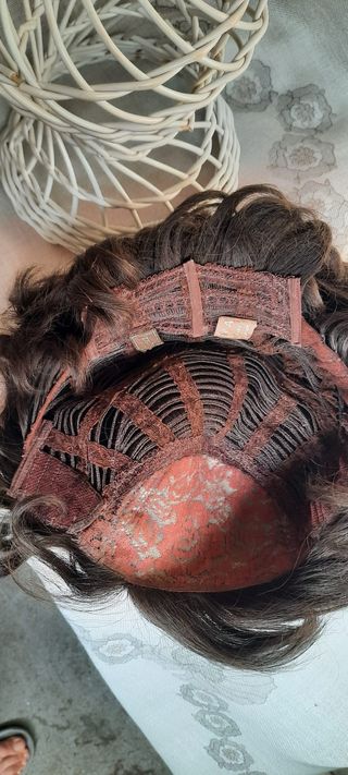 Peluca pelo castaño ondulado