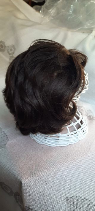 Peluca pelo castaño ondulado