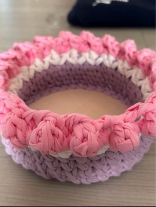 Cestino fatto a mano rosa e viola