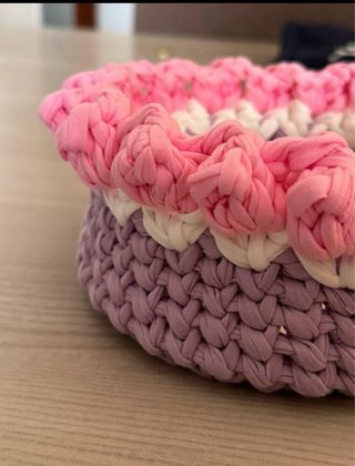 Cestino fatto a mano rosa e viola