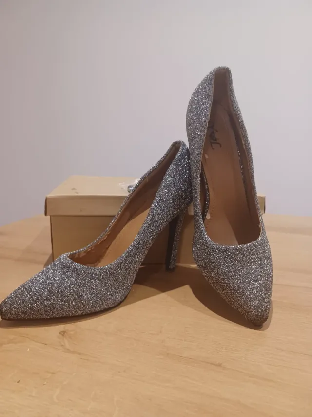 Zapatos de tacón plateados brillantes