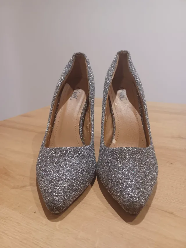 Zapatos de tacón plateados brillantes