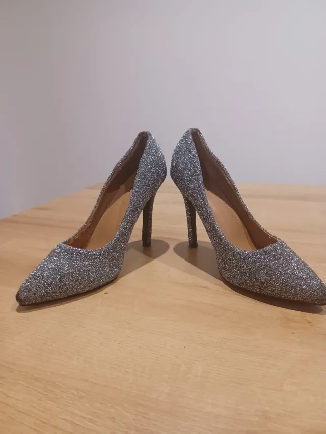 Zapatos de tacón plateados brillantes