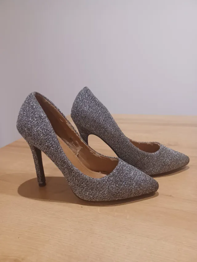 Zapatos de tacón plateados brillantes