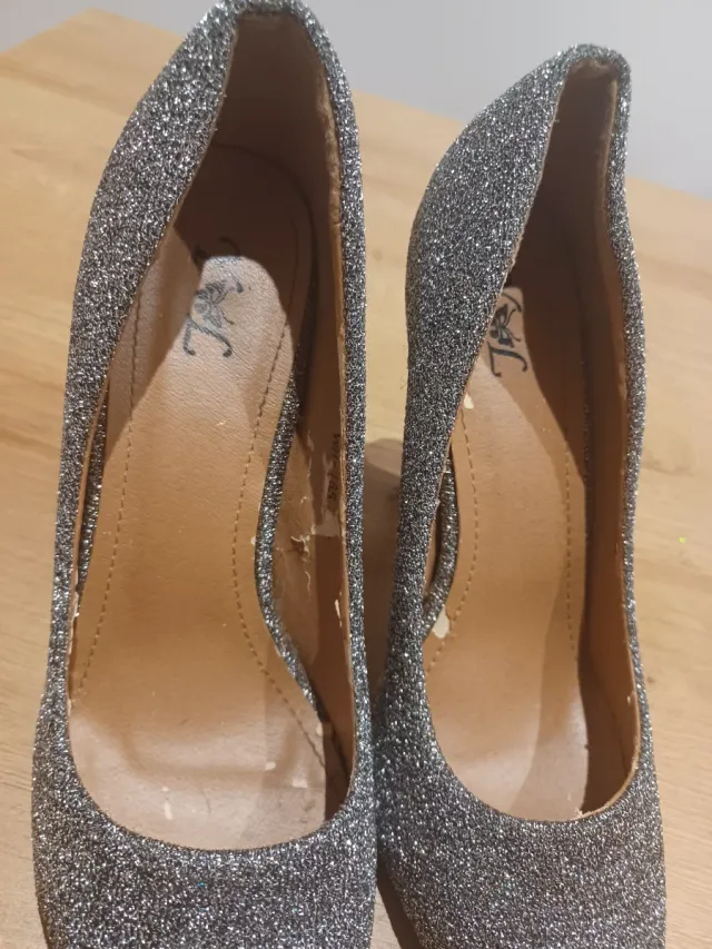 Zapatos de tacón plateados brillantes