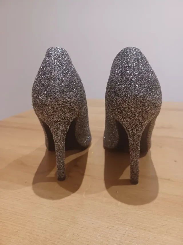 Zapatos de tacón plateados brillantes