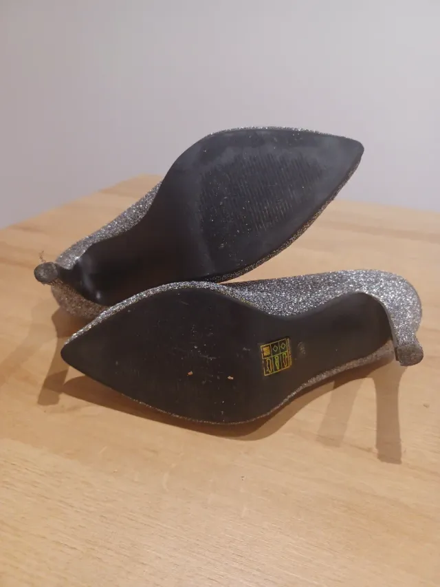 Zapatos de tacón plateados brillantes