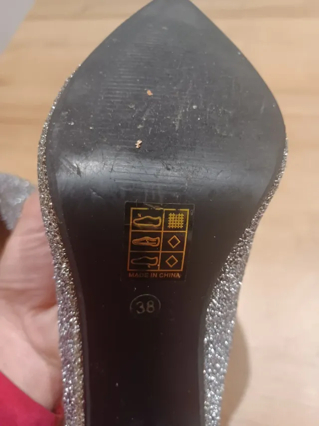 Zapatos de tacón plateados brillantes