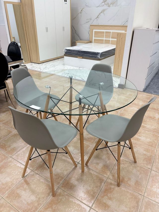 Mesa redonda cristal y 4 sillas grises
