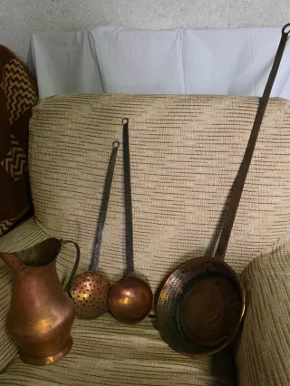 Jarra y Cucharones Antiguos de Cobre