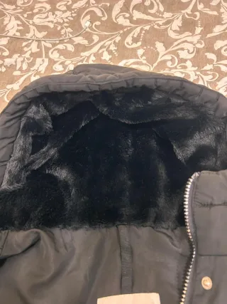 Chaqueta negra con capucha y forro de pelo