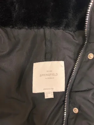 Chaqueta negra con capucha y forro de pelo