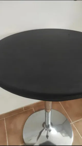 Tavolo da bar nero rotondo