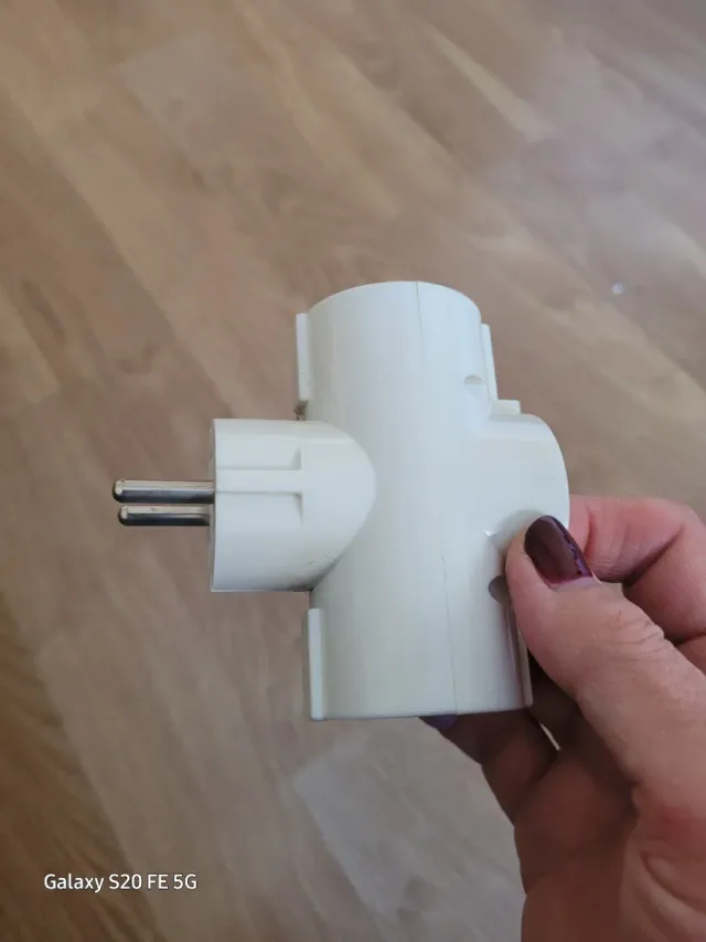 Adaptador enchufe con Toma de Tierra.