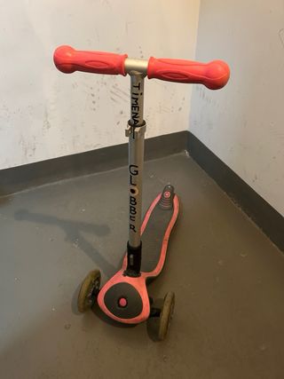 Patinete 3 ruedas Oxelo rosa. Rueda iluminan