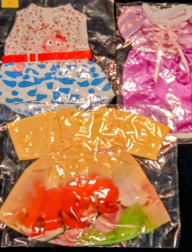 Lote Ropa Muñecos tipo nenuco 13 conjuntos