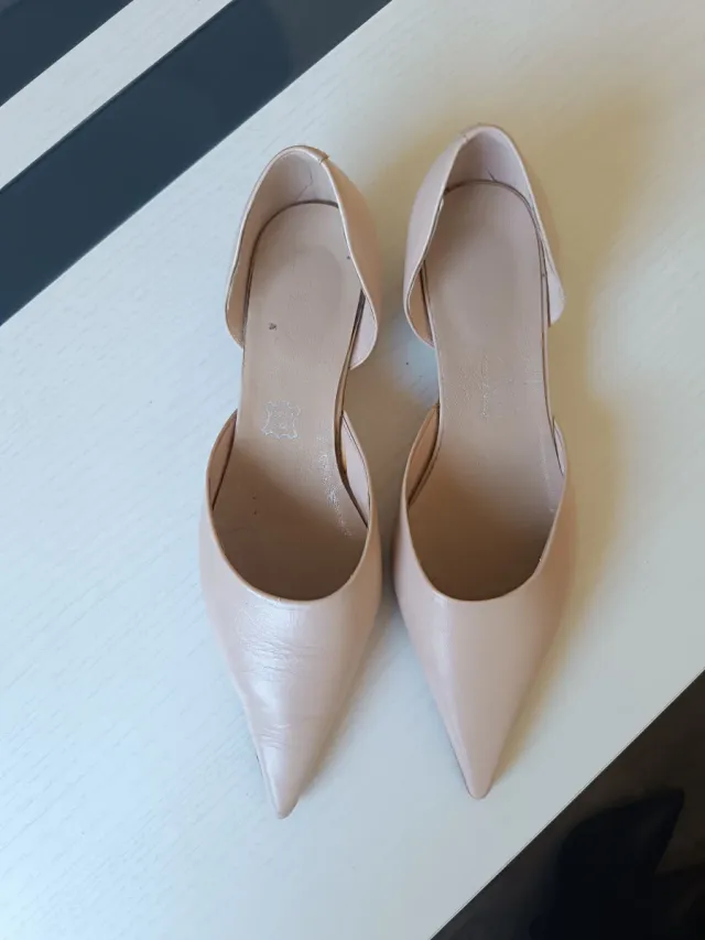 Zapatos de tacón beige punta fina