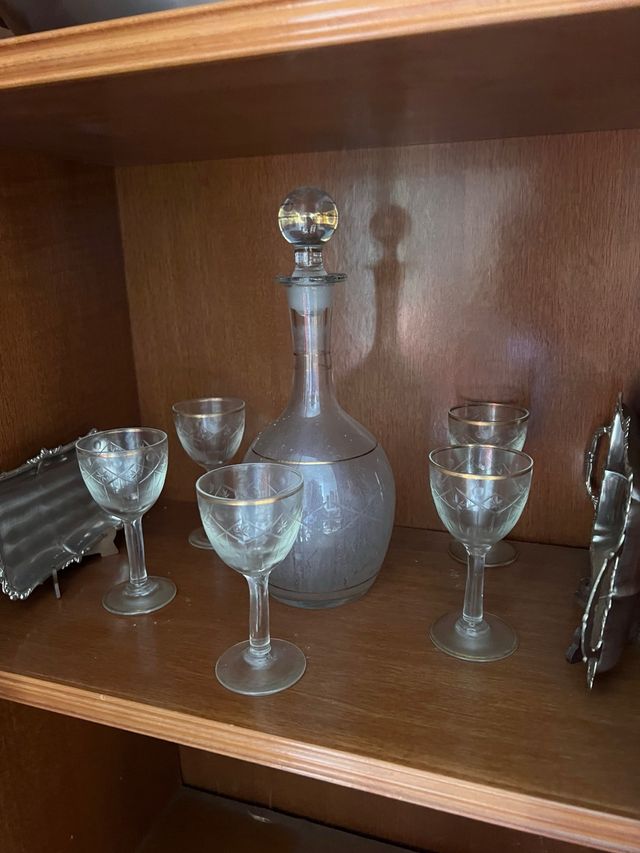 Licorera y copas de cristal dorado