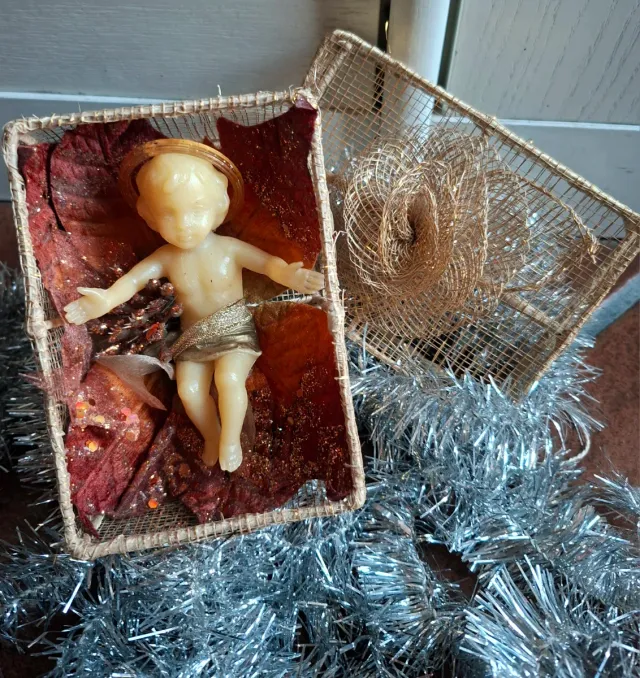 Gesù Bambino in cesto decorato