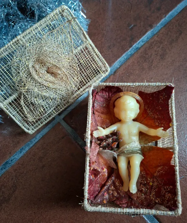Gesù Bambino in cesto decorato
