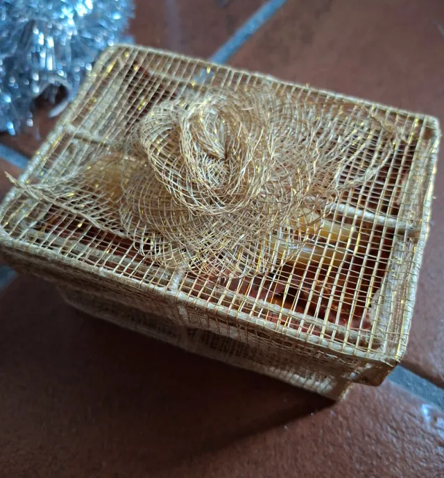 Gesù Bambino in cesto decorato