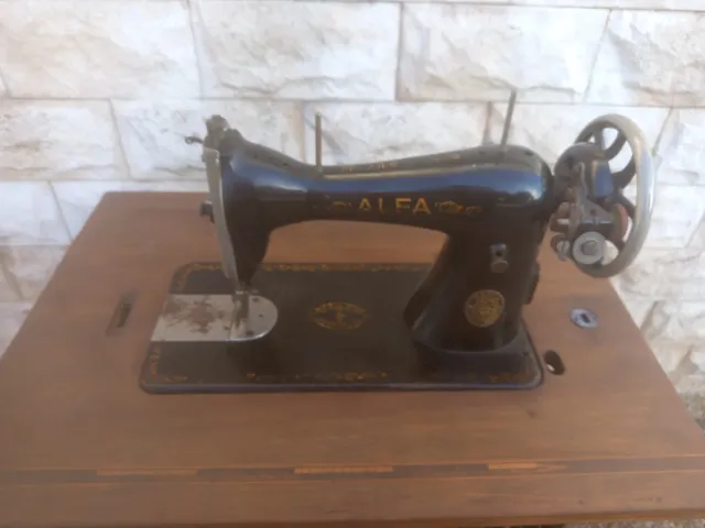 Máquina de Coser Alfa con Tapa Protectora
