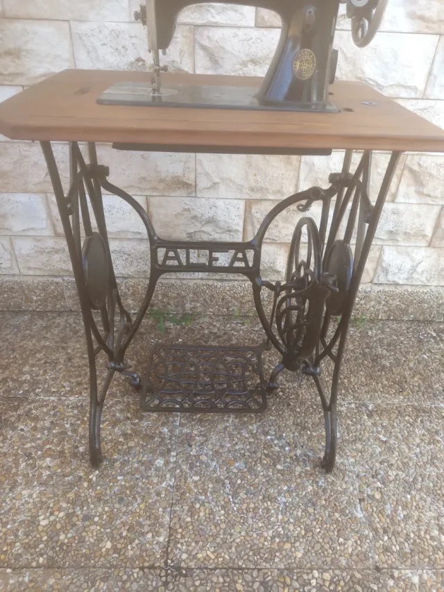 Máquina de Coser Alfa con Tapa Protectora