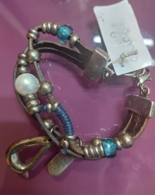 Pulsera cuero perla y abalorios azules