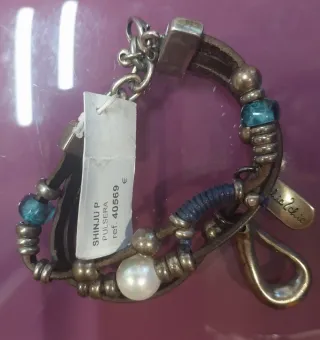 Pulsera cuero perla y abalorios azules