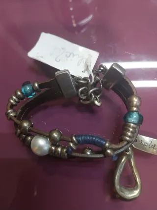 Pulsera cuero perla y abalorios azules