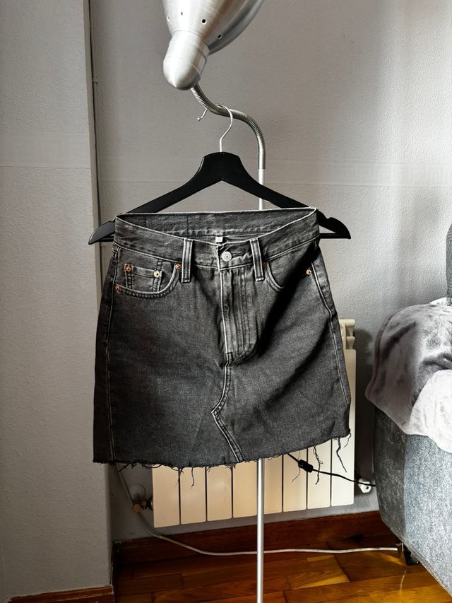 Falda Levi's gris oscuro tiro alto T.34