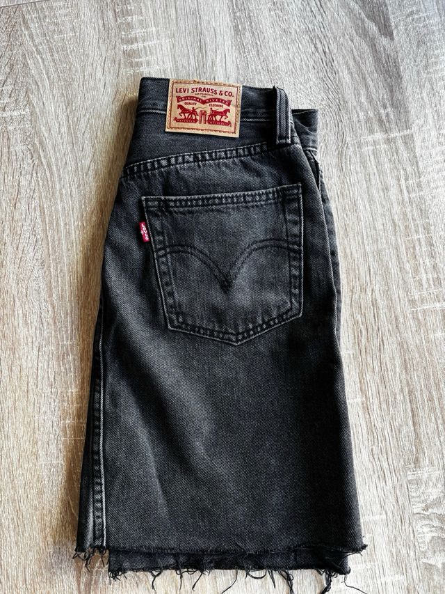 Falda Levi's gris oscuro tiro alto T.34