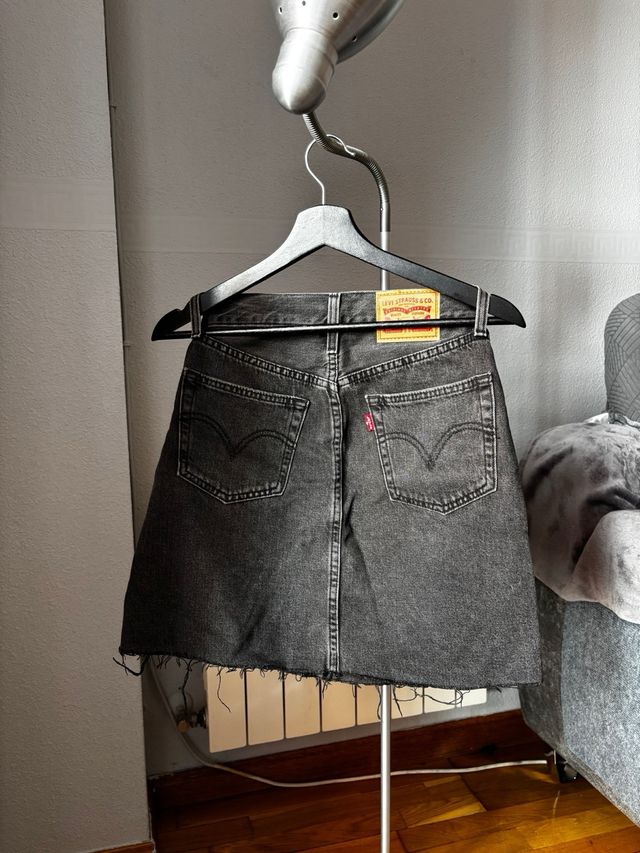 Falda Levi's gris oscuro tiro alto T.34