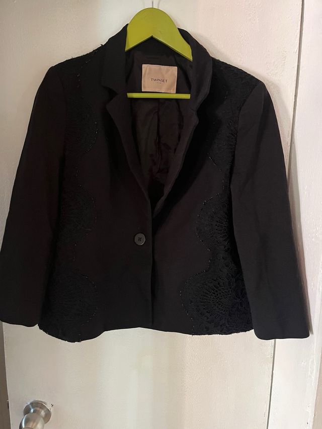 Americana negra Twinset – elegante y con encaje