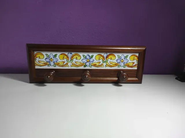 Perchero madera y cerámica