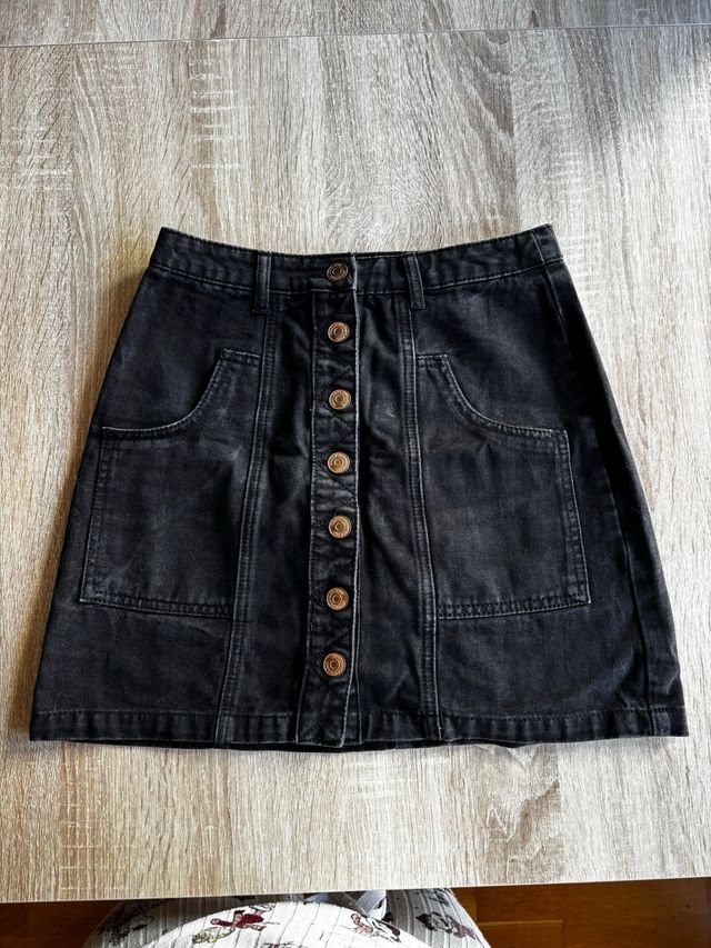 Falda Stradivarius negra botones Talla 36