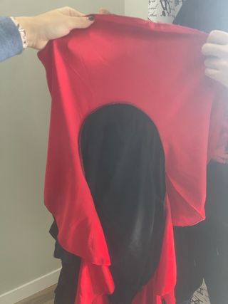 Falda flamenca larga negra con volantes rojos.
