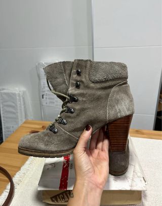Botin de tacon gris