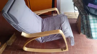 Sedia a dondolo in legno e tessuto