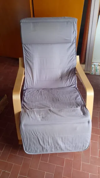 Sedia a dondolo in legno e tessuto