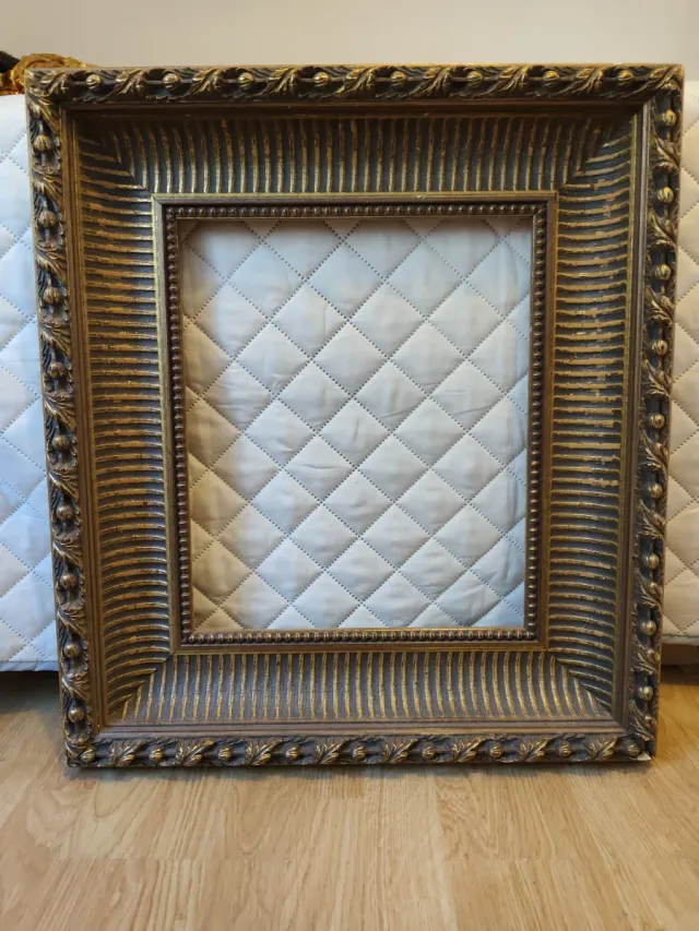 Marco de madera  maciza dorado tallado.