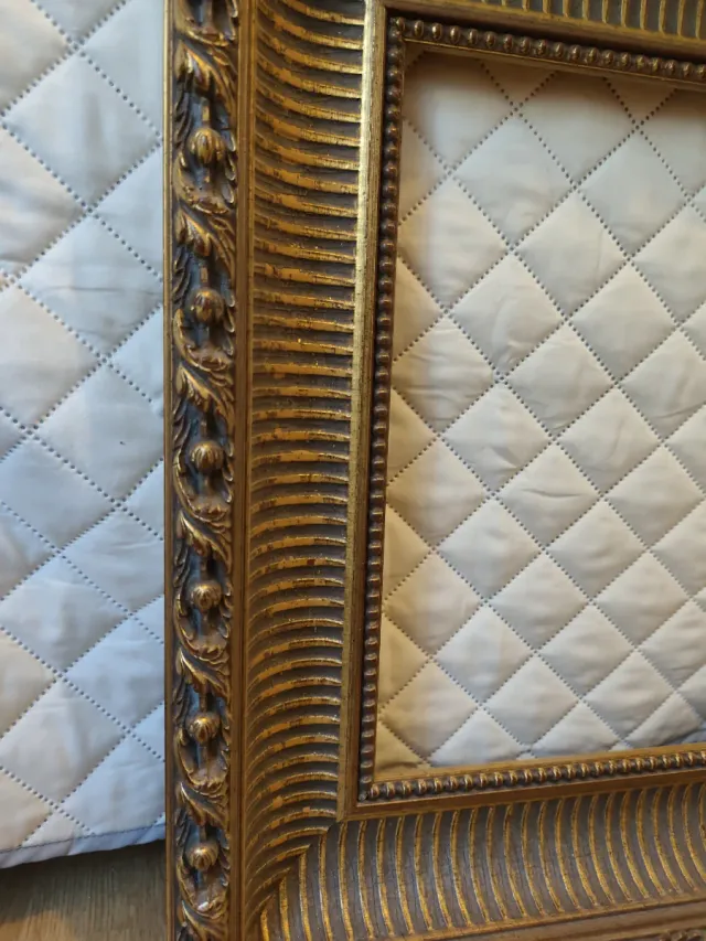 Marco de madera  maciza dorado tallado.