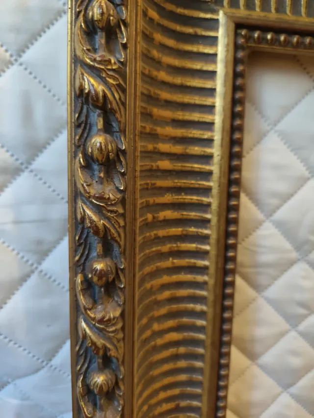 Marco de madera  maciza dorado tallado.