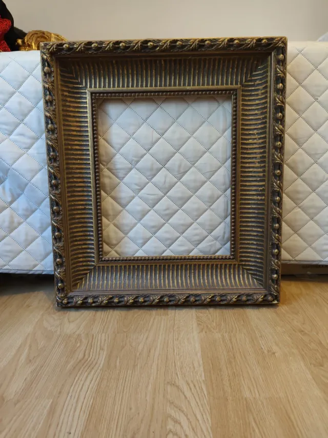 Marco de madera  maciza dorado tallado.