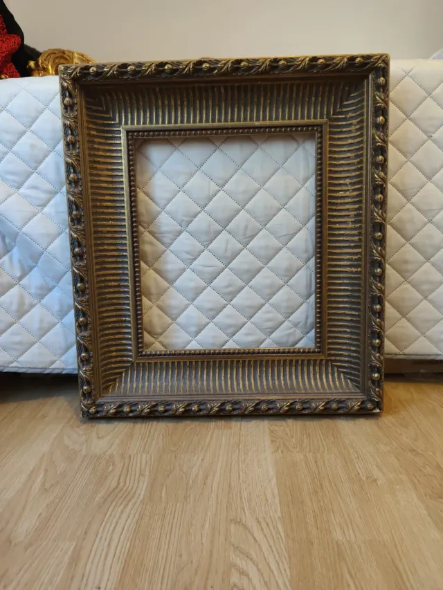 Marco de madera  maciza dorado tallado.